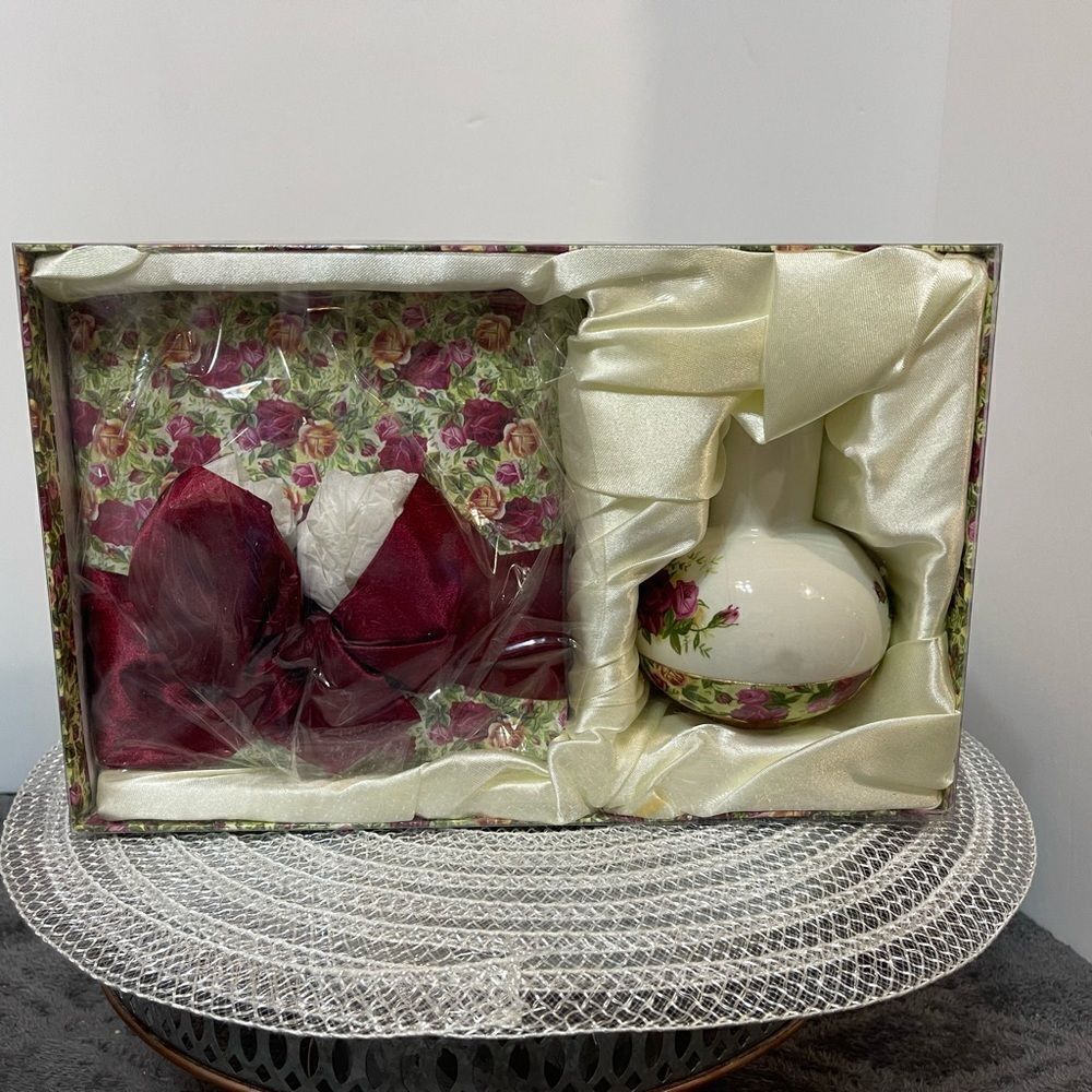Royal Albert Album and Vase Set Old Country Roses Chintz Collection NWT - Picture 9 of 10